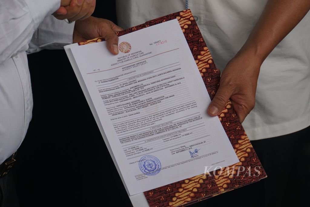 Balai Karantina Pertanian membagikan sertifikat kesehatan dan fitosanitari kepada perwakilan perusahaan pengekspor di Sulut, Jumat (20/9/2019).