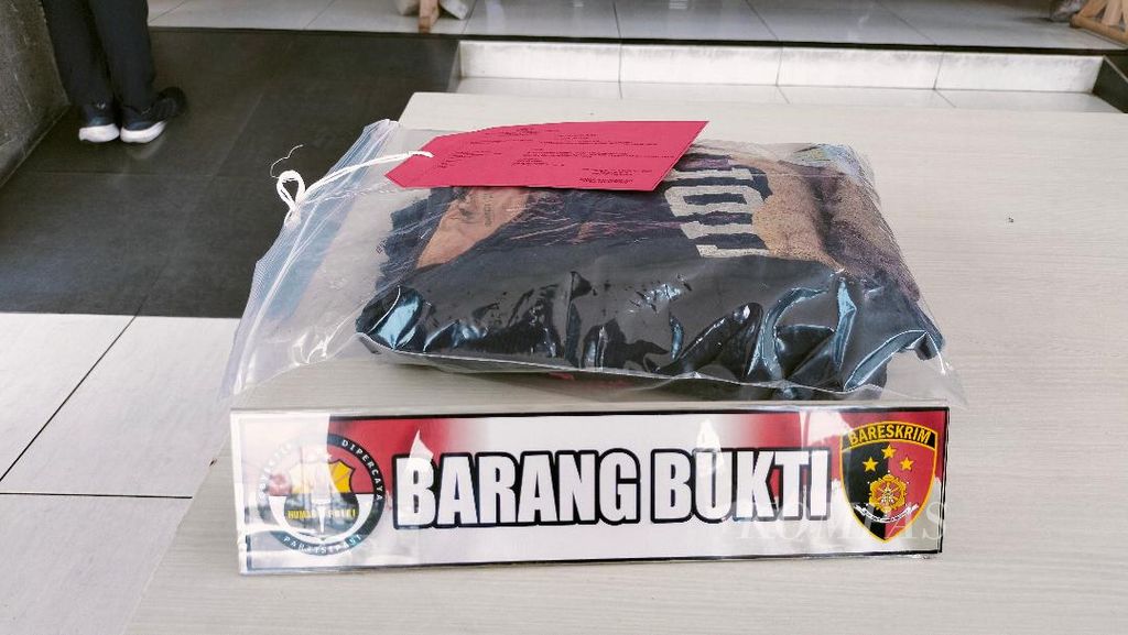 Kaus yang dikenakan santri korban penganiayaan menjadi barang bukti yang disita oleh Polres Temanggung, Selasa (12/9/2023). Di kaus tersebut terdapat bercak darah akibat luka penganiayaan yang dialami korban.