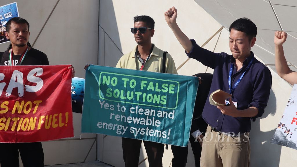 Komunitas masyarakat yang menamai diri Aktivis Pilachu-clad beraksi menyuarakan agar Jepang mengakhiri pembiayaan bahan bakar fosil di lokasi penyelenggaraan Konferensi Tingkat Tinggi Perubahan Iklim COP28, di Dubai Expo, Dubai, Uni Emirat Arab, Senin (4/12/2023).