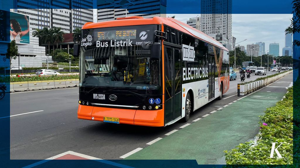 Ada yang baru beroperasi di jalanan Ibu Kota mulai Selasa (8/3/2022). 30 bus listrik mulai hilir-mudik melayani penumpang Jakarta. Pengoperasian bus listrik dilakukan setelah melalui serangkaian uji coba pada 2020 dan 2021. Menurut rencana, bakal ada 100 bus listrik yang beroperasi.