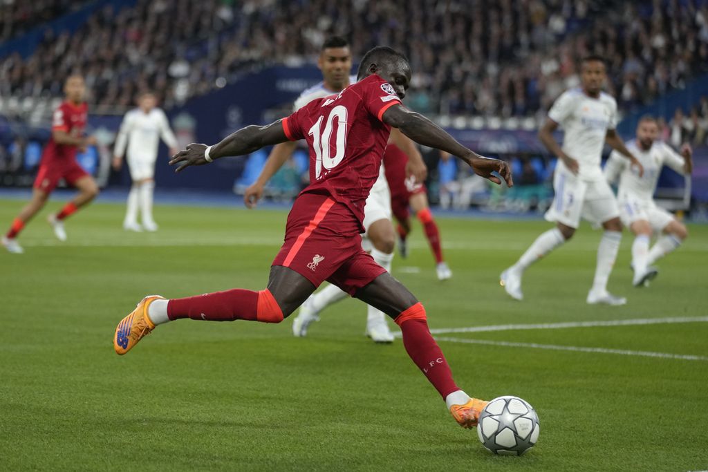 Sayap serang Liverpool, Sadio Mane, menendang bola pada laga final Liga Champions Eropa antara Liverpool dan Real Madrid di Stade de France, Saint Denis, luar kota Paris, Perancis,  28 Mei 2022. 