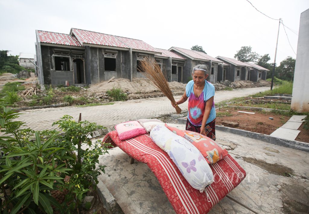 Samina menjemur kasur di perumahan subsidi di Desa Cibunar, Parung Panjang, Kabupaten Bogor, Jawa Barat, Senin (19/2/2024).