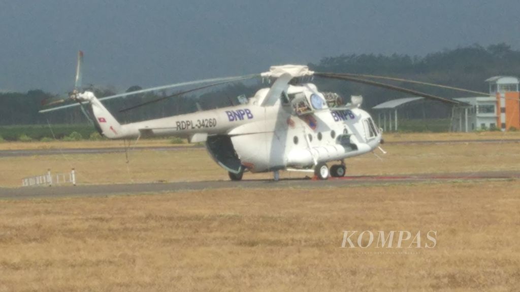 Helikopter milik Badan Nasional Penanggulangan Bencana Alam berada di Pangkalan TNI AU Abdulrahman Saleh, Malang, Jumat (18/10/2019).