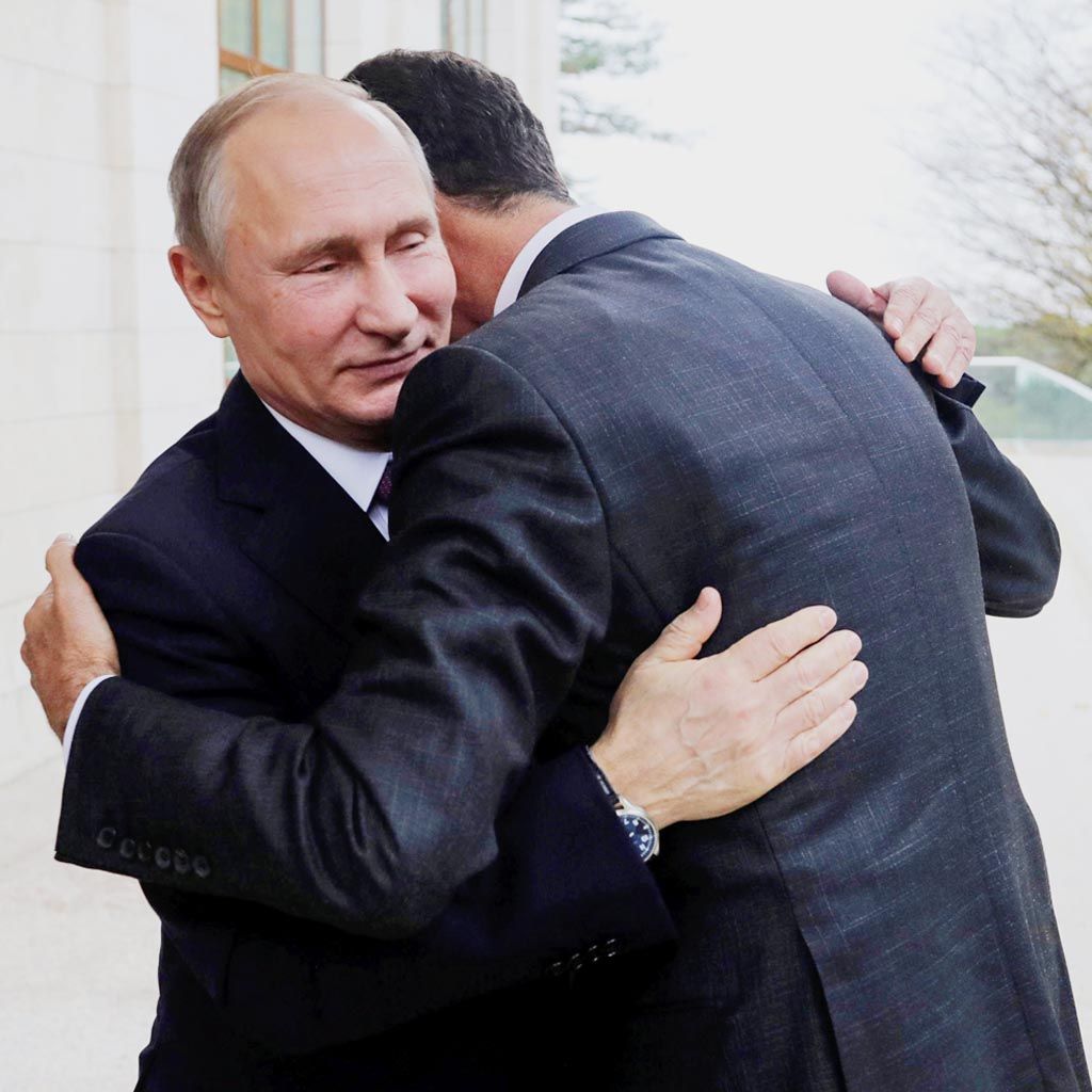 Presiden Rusia Vladimir Putin (kiri), Senin (20/11), memeluk Presiden Suriah Bashar al-Assad di kawasan resor Sochi, di tepi Laut Hitam, Rusia. Putin bertemu Assad menjelang pertemuan puncak Rusia, Turki, dan Iran serta sebelum lanjutan perundingan Suriah di Geneva. 