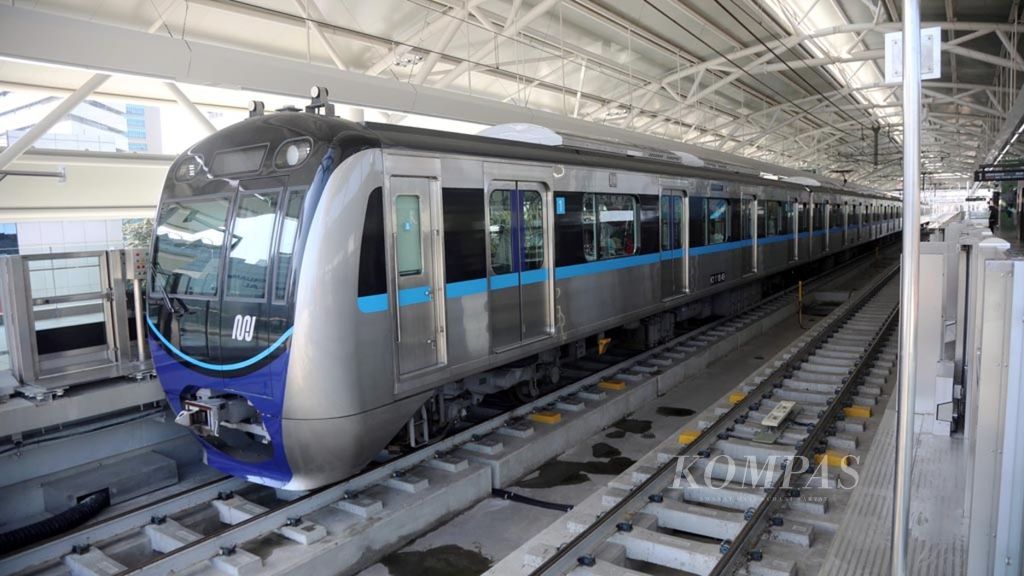 Kereta Moda Raya Terpadu (MRT) berhenti di Stasiun ASEAN, Jakarta Selatan, Senin (1/4/2019).