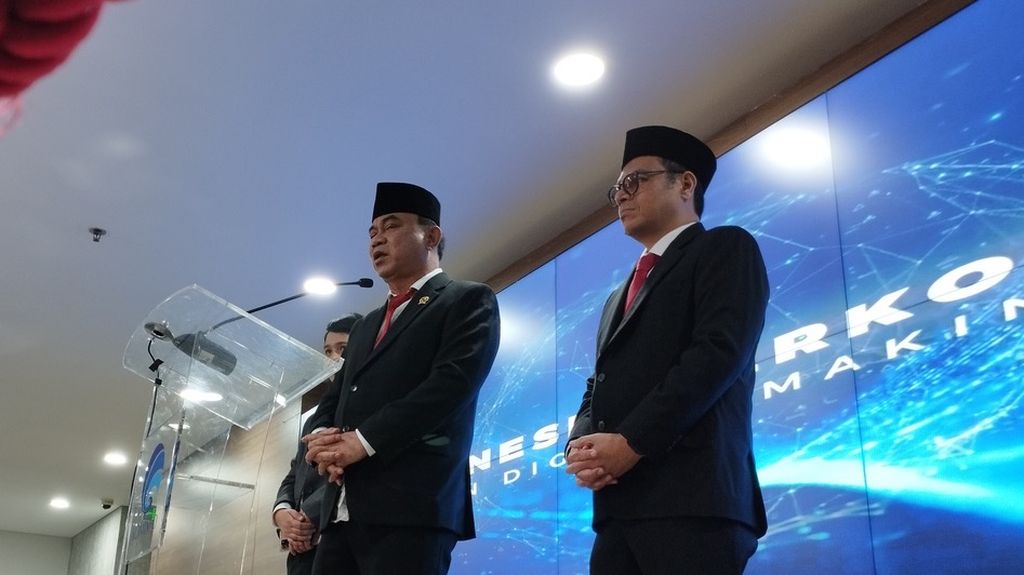 Menkominfo Budi Arie Setiadi dan Wamenkominfo Nezar Patria dalam konferensi pers seusai serah terima jabatan, Senin (17/7/2023), di Jakarta.