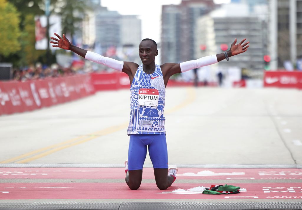 Ekspresi pelari Kenya Kelvin Kiptum saat tiba di garis finis Maraton Chicago 2023 dengan catatan waktu 2 jam 35 detik yang menjadi rekor dunia pada 8 Oktober 2023. Kiptum meninggal dalam kecelakaan mobil di Kenya, Senin (12/2/2024) dini hari WIB. 