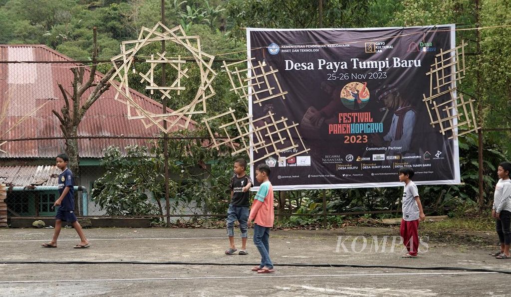 Anak-anak bermain di lapangan yang akan digunakan untuk Festival Panen Kopi Gayo di Desa Paya Tumpi Baru, Takengon, Kabupaten Aceh Tengah, Aceh, Jumat (24/11/2023). Festival yang digagas para pemuda tersebut akan digelar paa 25-26 November 2023. 