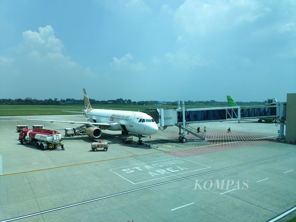 Pesawat bersandar di Bandara Sultan Mahmud Badaruddin II Palembang, Sumatera Selatan, Sabtu (27/4/2024).
