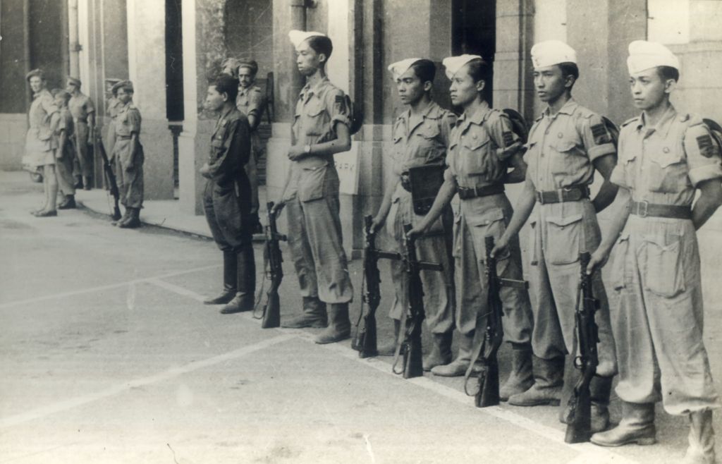 Anggota TRI turut menjaga keamanan dalam perundingan gencatan senjata tanggal 2 November 1946.