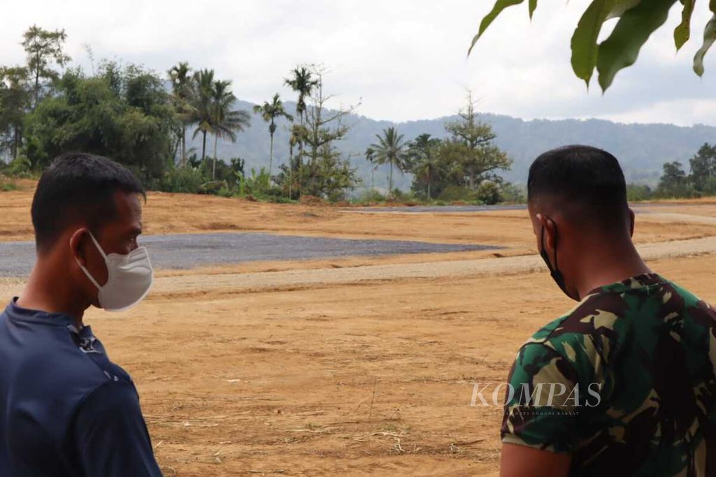Helipad disiapkan di Desa Kutambelin, Liang Melas Datas, Kabupaten Karo, Sumut, Rabu (2/2/2022), yang akan didarati helikopter yang dinaiki Presiden Joko Widodo.
