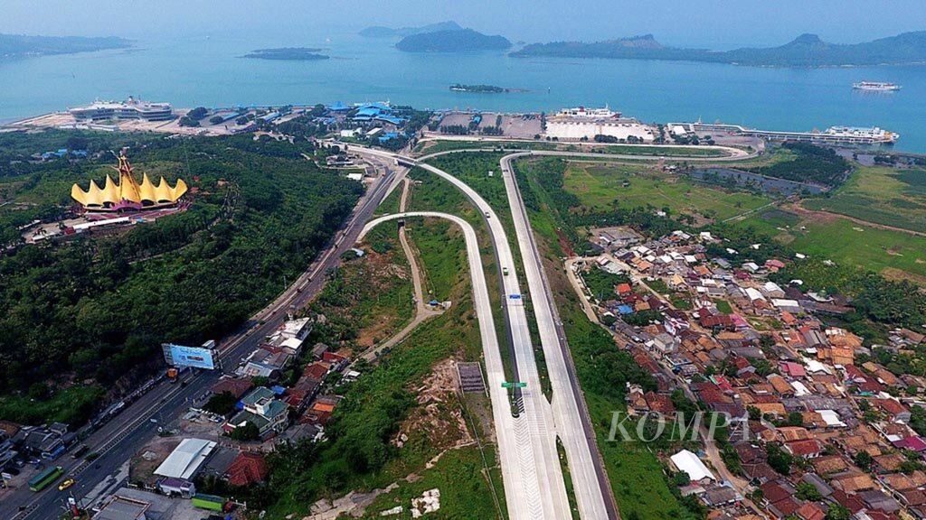 Jalan Tol Trans-Sumatera dan Jalan Lintas Timur Sumatera yang langsung terhubung ke Pelabuhan Penyeberangan Bakauheni, Lampung Selatan, Lampung, Minggu (19/5/2019).