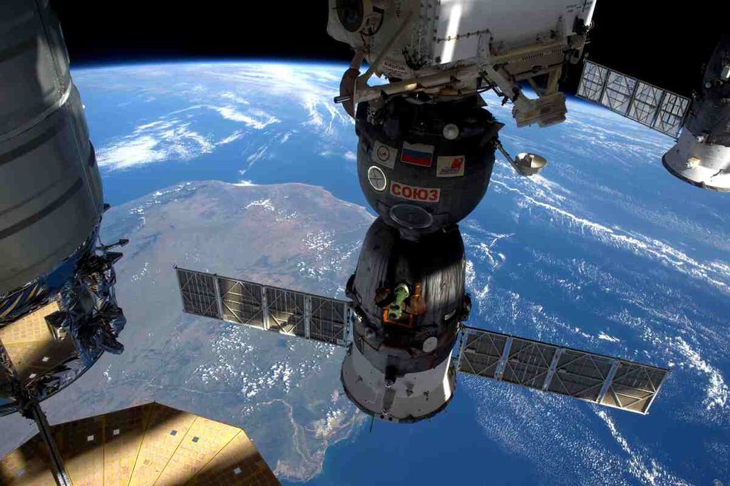 Foto yang diedarkan oleh NASA ini menunjukkan sejumlah wahana antariksa yang tengah berlabuh di Stasiun Luar Angkasa Internasional (ISS), 6 April 2016. Sampah antariksa saat ini makin banyak dan mengancam infrastruktur antariksa, seperti ISS dan satelit-satelit yang berada di orbit.