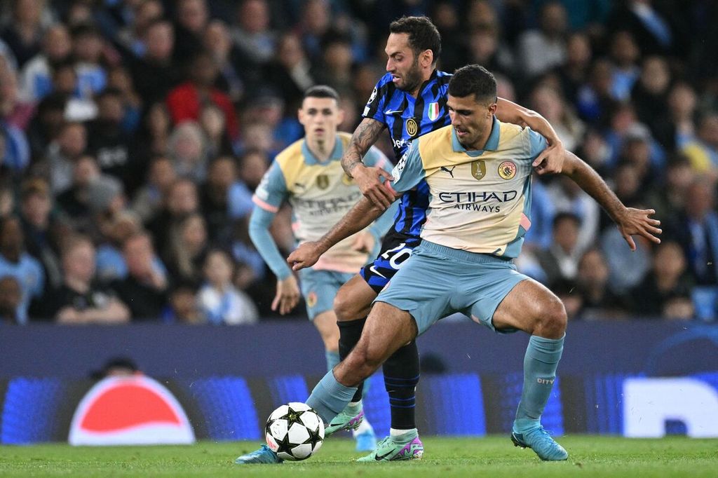 Gelandang Manchester City, Rodri (kanan), berebut bola dengan gelandang Inter Milan, Hakan Calhanoglu, saat laga Liga Champions di Manchester, Rabu (18/9/2024). Rodri mengungkap rencana pemogokan para pemain terkait beban jumlah pertandingan yang terlalu banyak.