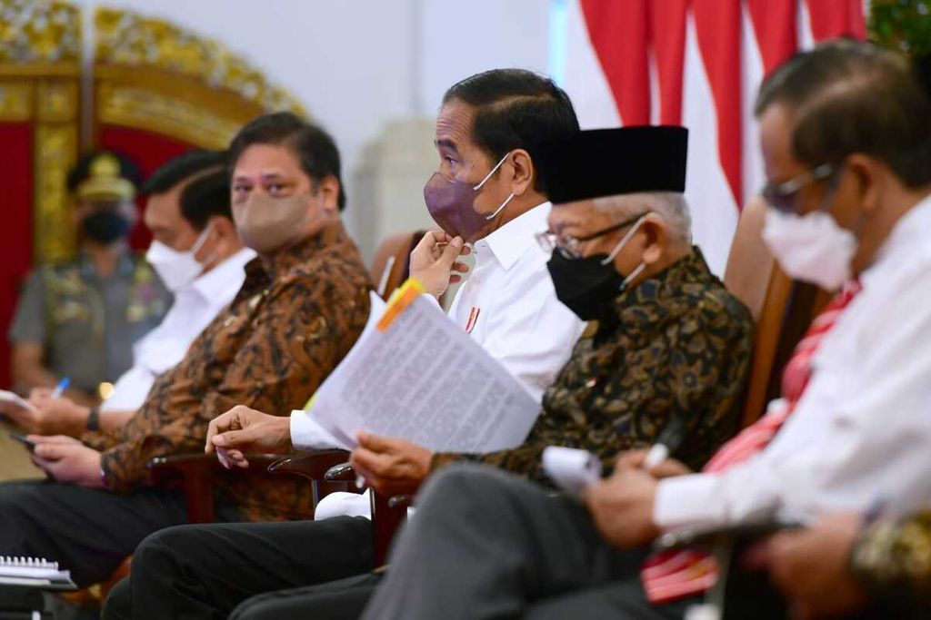 Presiden Joko Widodo saat menyampaikan arahannya pada Sidang Kabinet Paripurna di Istana Negara, Jakarta, Selasa, 5 April 2022, 