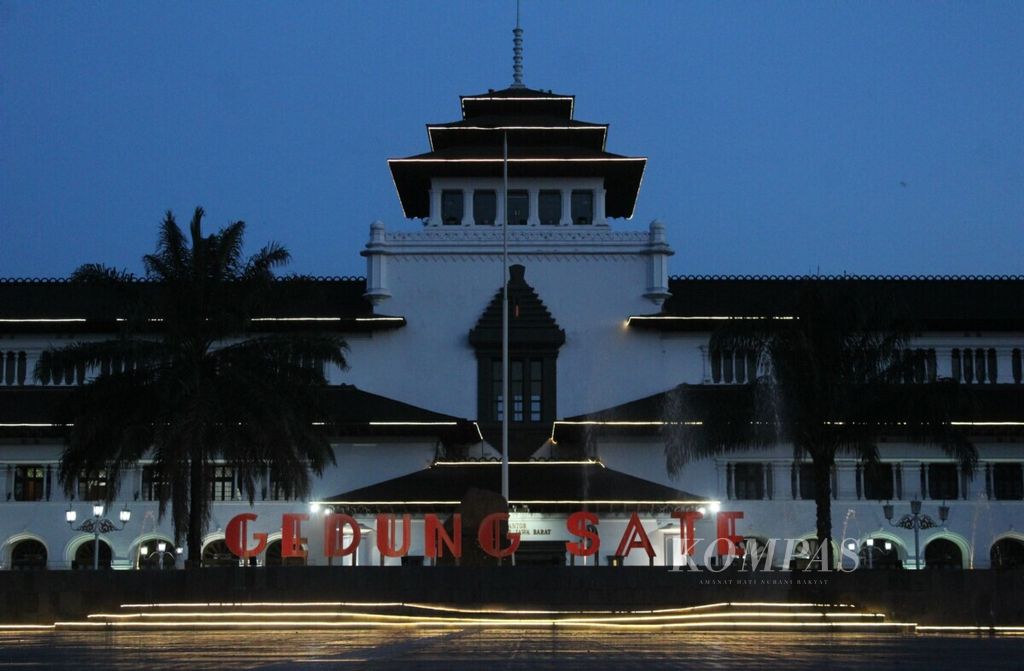 Suasana Gedung Sate di Kota Bandung, Jawa Barat, Rabu (8/7/2020). Saat pandemi Covid-19, gedung ini ditutup untuk pengunjung. 