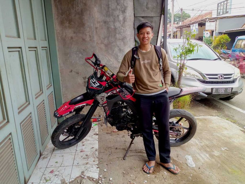 Pailo Rizky (22) and his supermoto version of a Yamaha Byson motorbike, Sunday (11/13/2022), in Soreang, Bandung Regency, West Java. Just three days after changing the oil at the end of October 2022, his motorcycle engine failed.