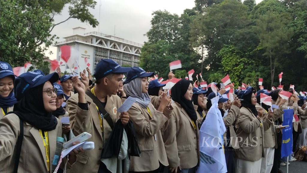 Para mahasiswa peserta Kuliah Kerja Nyata-Pembelajaran Pemberdayaan Masyarakat (KKN-PPM) Universitas Gadjah Mada (UGM) mengikuti acara pelepasan di halaman Balairung UGM, Yogyakarta, Jumat (28/6/2024), Tahun ini, UGM menerjunkan sebanyak 7.162 mahasiswa ke 35 provinsi untuk program KKN-PPM tersebut.