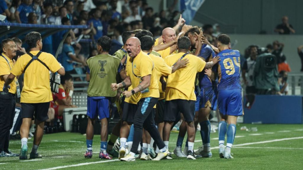 Tim pelatih dan pemain Persib Bandung merayakan hasil kemenangan 3-2 atas tuan rumah, Lion City Sailors, dengan skor 3-2 di ajang AFC Champions League (ACL) Two, Kamis (7/11/2024), di Stadion Jalan Besar, Singapura. Hasil ini menjadi kemenangan perdana Persib di ajang ini.