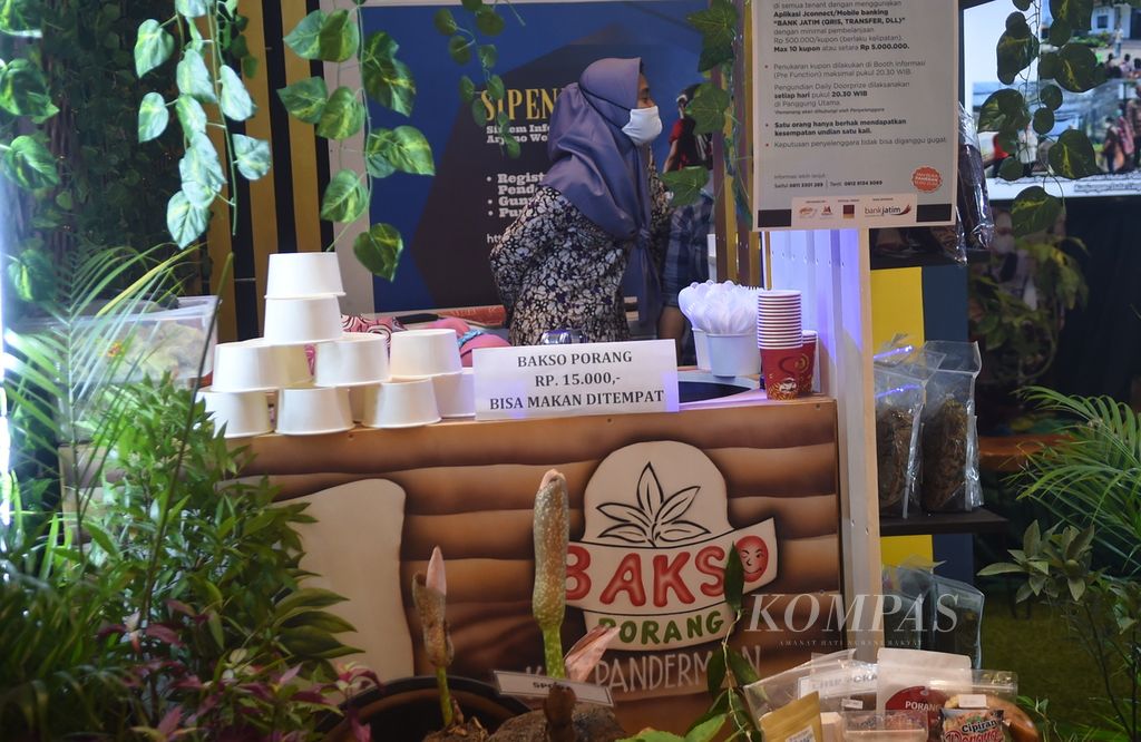 Salah satu stan menyediakan bakso dari porang Jatim Fair Hybrid 2021 dalam rangka HUT Ke-71 Provinsi Jawa Timur di Convention Hall Grand City, Surabaya, Senin (11/10/2021). 