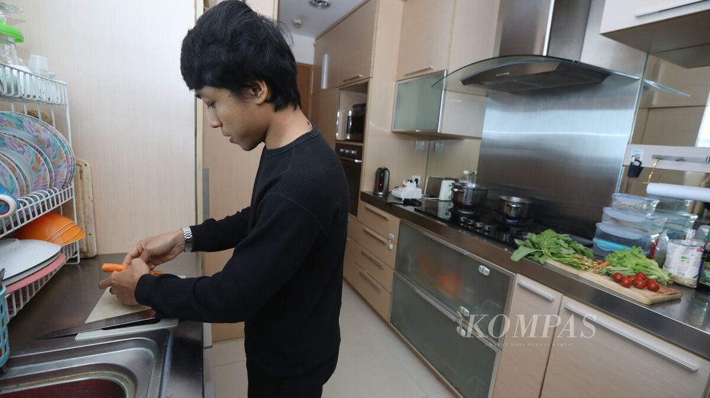 Aktor Muhammad Khan menyiapkan santapan makan siang di apartemennya, Jumat (3/9/2021). Khan menjalani kehidupan <i>slow living</i> dengan menyantap makanan sehat, seperti sayuran organik dan buah-buahan serta menghindari masakan dengan minyak goreng dan karbohidrat berupa nasi.