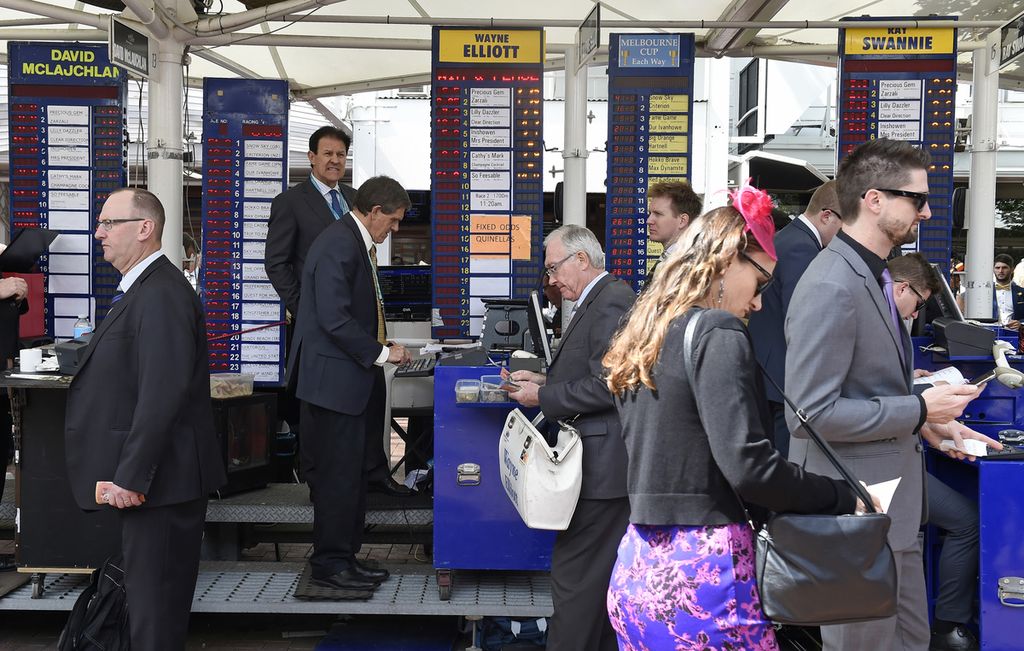 Penggemar pacuan kuda terlihat di lingkaran taruhan sebelum dimulainya Melbourne Cup di Flemington Racecourse di Melbourne, Australia, 3 November 2015. 