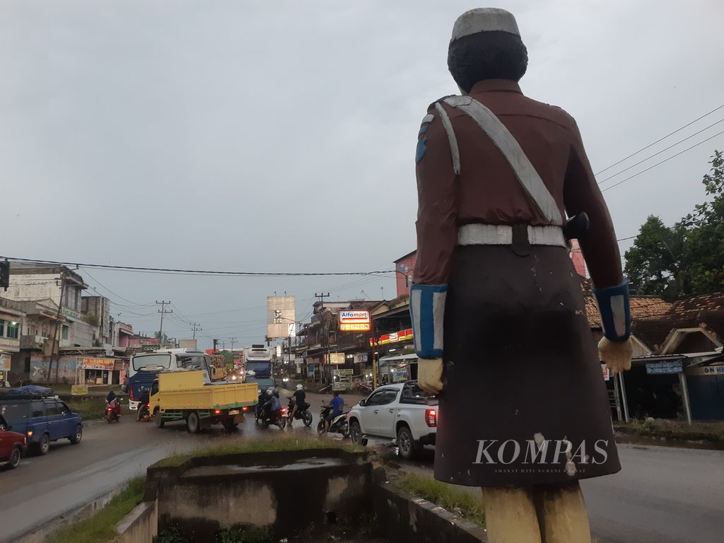 Kepadatan kendaraan terjadi di Simpang Tiga Taman Kota Betung, Kabupaten Banyuasin, Sumatera Selatan, Minggu (16/4/2023). Setiap jelang Lebaran, kawasan ini kerap macet. Kapasitas jalan yang tidak sebanding dengan tingginya volume kendaraan menjadi penyebabnya.