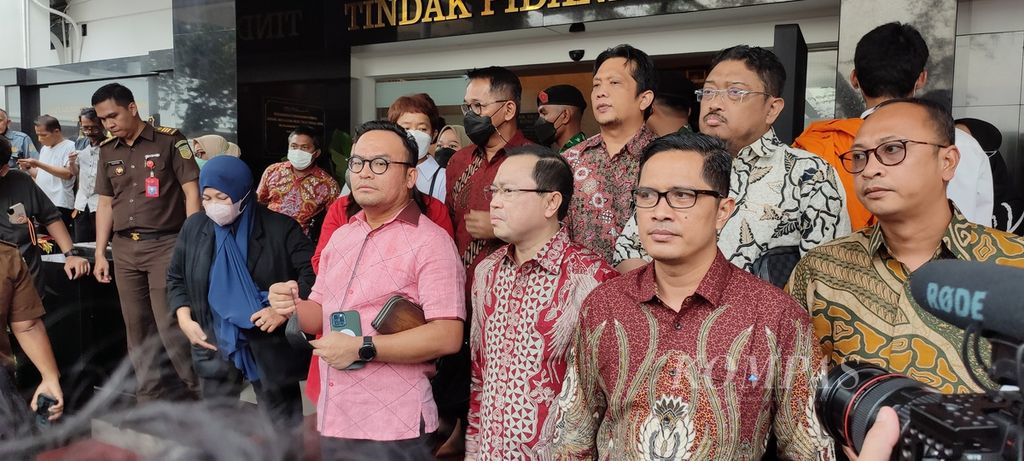 Tim kuasa hukum dari Ferdy Sambo dan Putri Candrawathi, yakni Arman Hanis dan Febri Diansyah, tengah berada di gedung Jampidum Kejaksaan Agung, Jakarta, Rabu (5/10/2022).