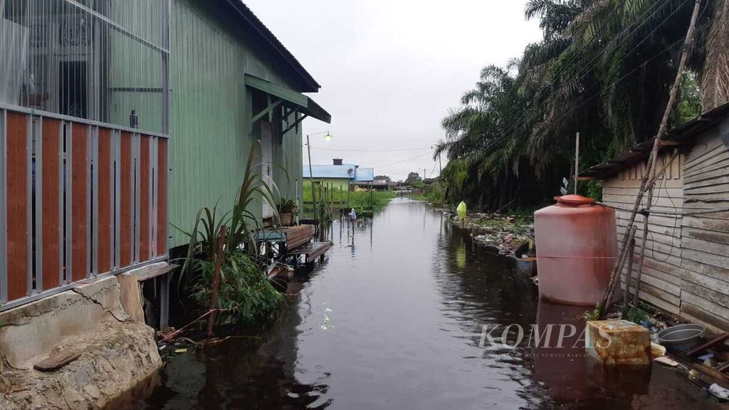 Permukiman warga di Jalan Arut Bawah, Kelurahan Palangka, Kota Palangkaraya, Kalimantan Tengah, Rabu (13/3/2024), terendam banjir. Banjir berdampak pada belasan ribu warga Kota Palangkaraya.