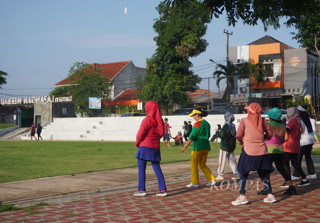 Sejumlah lwarga lanjut usia melakukan senam pagi di Lapangan Merbau, Kelurahan Padangsari, Kecamatan Banyumanik, Kota Semarang, Jawa Tengah, Jumat (8/12/2023) pagi.  