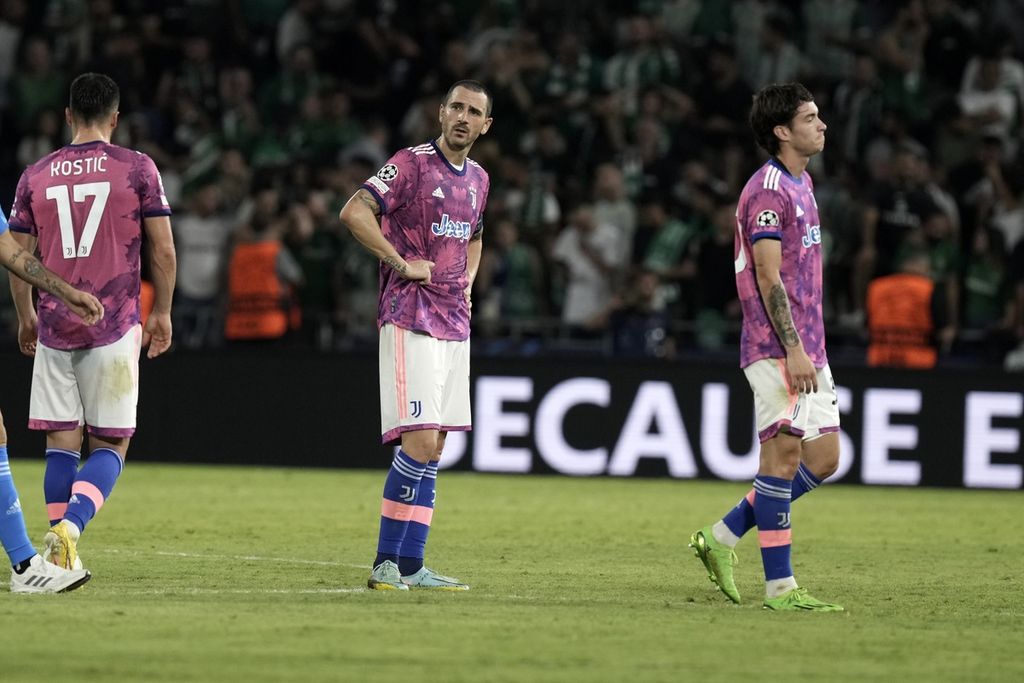 Reaksi pemain Juventus, Leonardo Bonucci (tengah), seusai Juventus dikalahkan Maccabi Haifa, 0-2, pada laga Grup H Liga Champions Eropa di Stadion Sammy Ofer, Haifa, 11 Oktober 2022. 