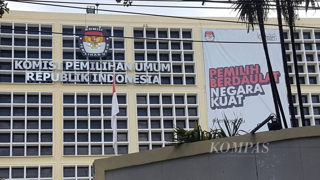 Baliho yang terpasang di gedung KPU, Jakarta Pusat, Senin (19/2/2018). 