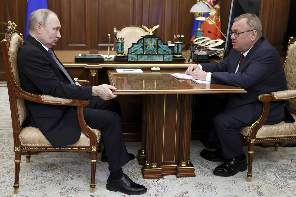 Presiden Rusia Vladimir Putin (kiri) sedang mendengarkan Ketua Bank VTB Andrei Kostin selama pertemuan mereka di Moskwa, Rusia, pada 11 Juli 2023. 