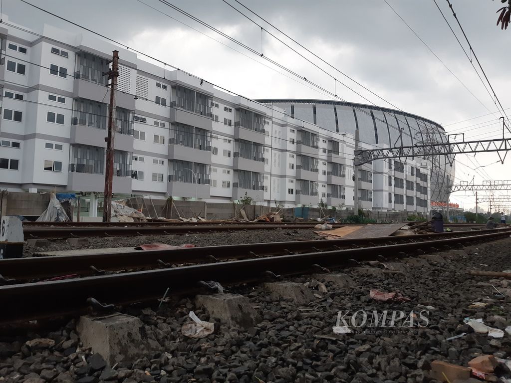 Kondisi rel kereta api di lintasan Jakarta Kota-Tanjung Priok, Jakarta Utara, seusai bangunan liar di area tersebut ditertibkan, Selasa (11/10/2022).