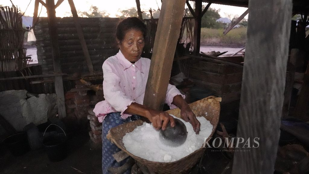 Margareta Eta mengaduk garam yang sudah siap dijual di Desa Watodiri, Kecamatan Ile Ape, Kabupaten Lembata, Nusa Tenggara Timur, Sabtu (12/8/2023). 