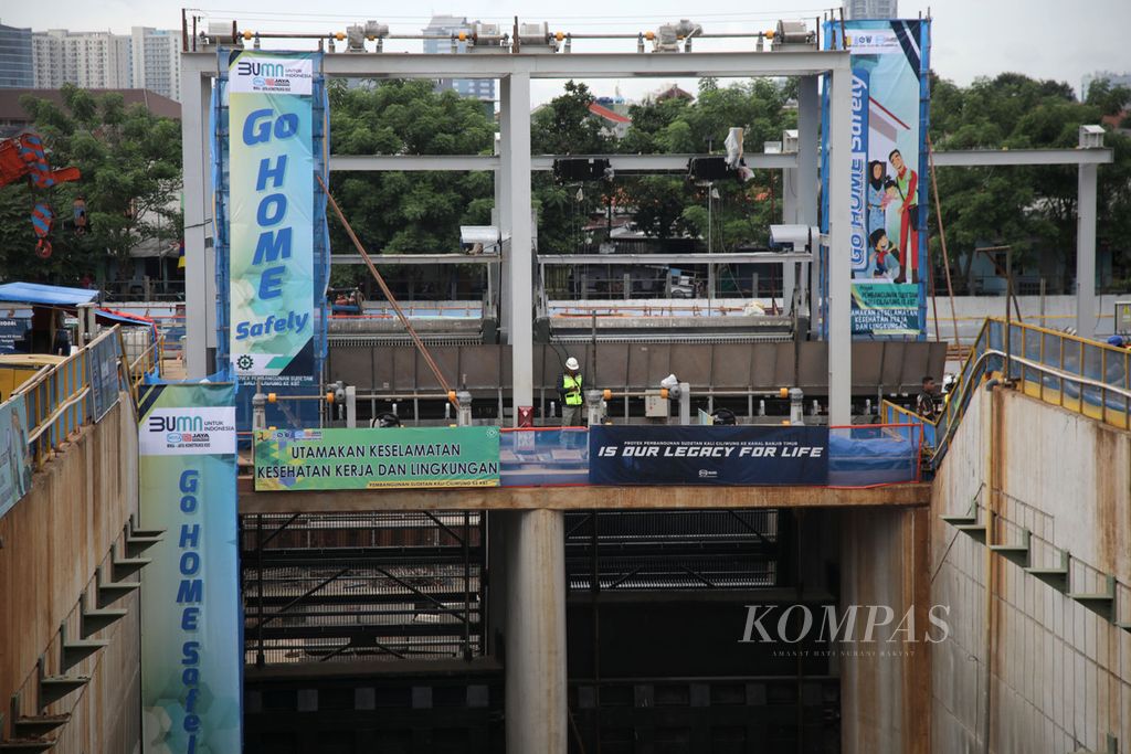 Proyek pembangunan sodetan Kali Ciliwung ke Kanal Banjir Timur di Jatinegara, Jakarta, Selasa (24/1/2023). Proyek untuk mengatasi banjir di Jakarta ini ditargetkan selesai April 2023. 