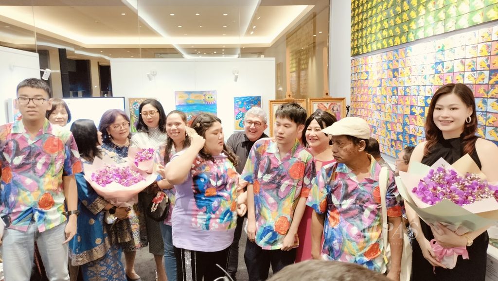 Merayakan Hari Peduli Autisme Sedunia  dan bulan April sebagai Bulan Penerimaan Autisme, pameran seni  Raysha Charity Art Exhibition yang menampilkan karya lukis  dari para individu dengan autisme di ruangan Sunrise Art Galery di lantai 2 Hotel Fairmont, Jakarta, yang dibuka pada Senin (22/4/2024) dan berlangsung hingga 31 Mei. 