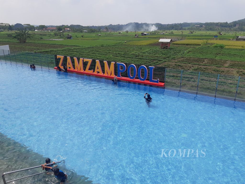 Sejumlah pengunjung berenang di Zamzam Pool di Desa Manis Lor, Kecamatan Jalaksana, Kabupaten Kuningan, Jawa Barat, Sabtu (24/6/2023).