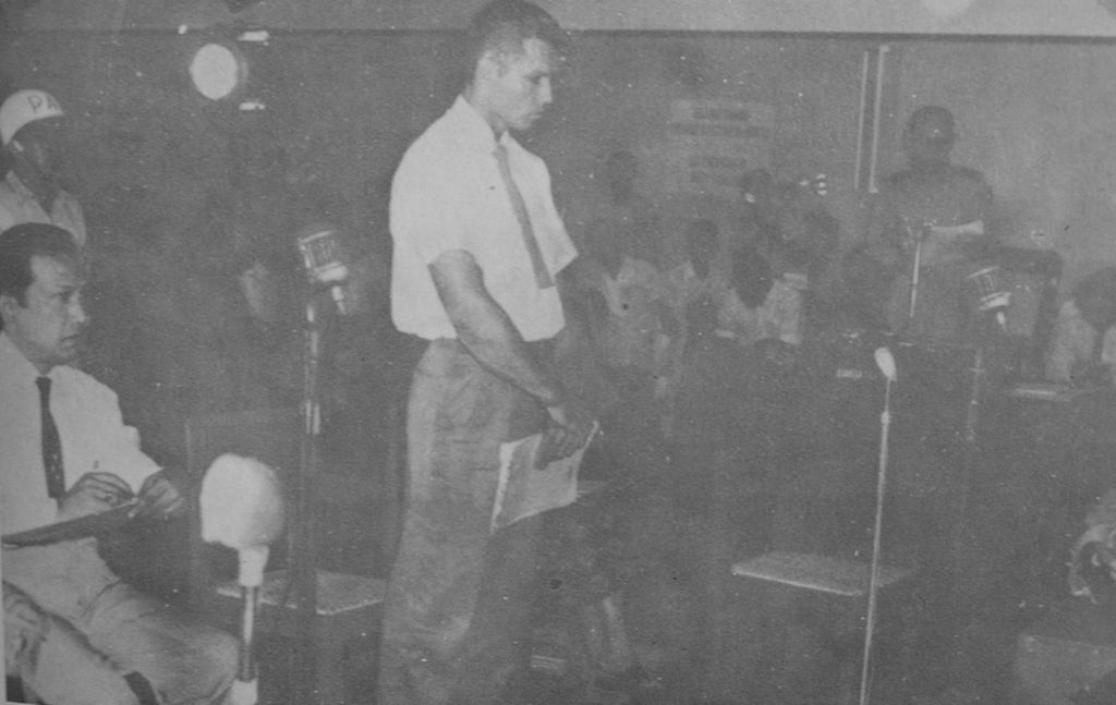 Allen Pope dalam persidangannya di Jakarta, 28 Desember 1959. Ia membantu PRRI-Permesta sebagai pilot AUREV. Identitasnya sebagai pilot CIA terbongkar setelah pesawatnya ditembak jatuh tentara Indonesia dan Pope ditangkap.