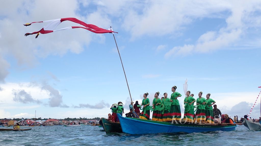 Anak-anak perempuan suku Bajau tampil menari di atas kapal di dekat Pelabuhan Panggulubelo sebagai persembahan untuk delegasi ASEAN dan UNESCO yang tengah menggelar pertemuan di Pulau Wangi-Wangi, Kabupaten Wakatobi, Sulawesi Tenggara, Rabu (1/5/2024).