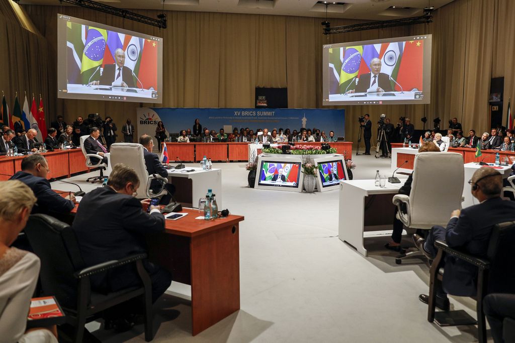 Delegasi yang hadir dalam KTT BRICS di Johannesburg, Afrika Selatan, mendengarkan pidato yang disampaikan Presiden Rusia Vladimir Putin secara virtual, Rabu (23/8/2023). 