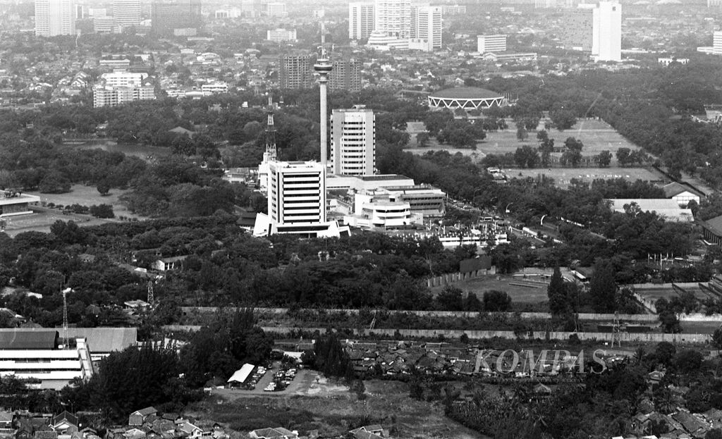 Pemandangan di sekitar Gedung Televisi Republik Indonesia (TVRI) di Jalan Gerbang Pemuda Senayan, Jakarta (7/9/1987)