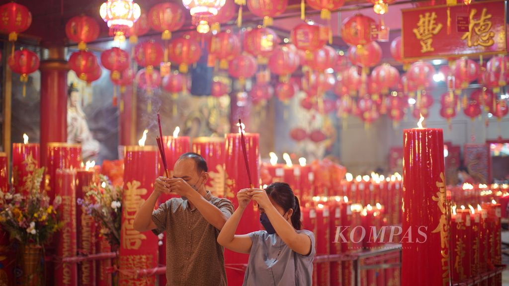 Residents of Chinese descent pray Chinese New Year at the Hok Lay Liong Temple in Margahayu, Bekasi City, West Java, Sunday (22/1/2023). Chinese New Year prayers are performed to get blessings and good luck in the new year.