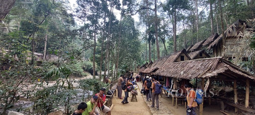 Pondok-pondok beratap daun kelapa serta bangku kayu dibangun di sisi Sungai Ciujung di ujung jembatan bambu Kampung Gajeboh, salah satu permukiman masyarakat Baduy di Desa Kanekes, Lebak, Banten, Sabtu (30/9/2023).