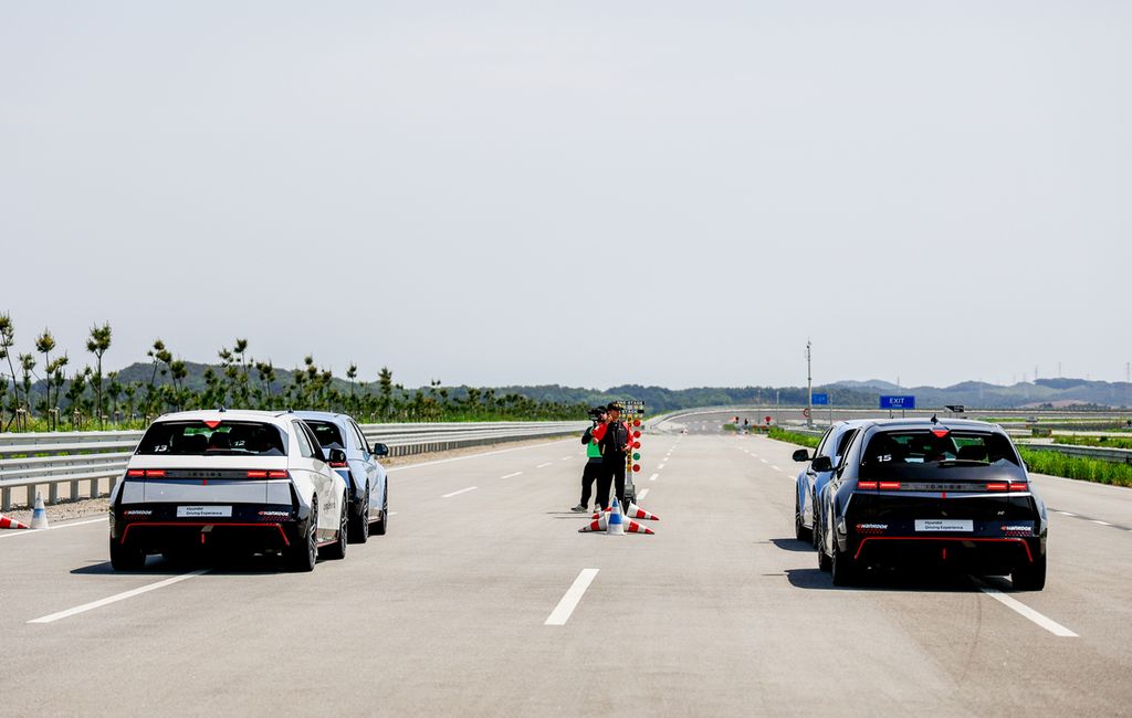 Peserta ASEAN Media Driving Experience melakukan <i>drag race</i> dengan mobil Ioniq 5 N di Sirkuit Hyundai Motor Group Center, Taean, Korea Selatan, Jumat (17/5/2024).