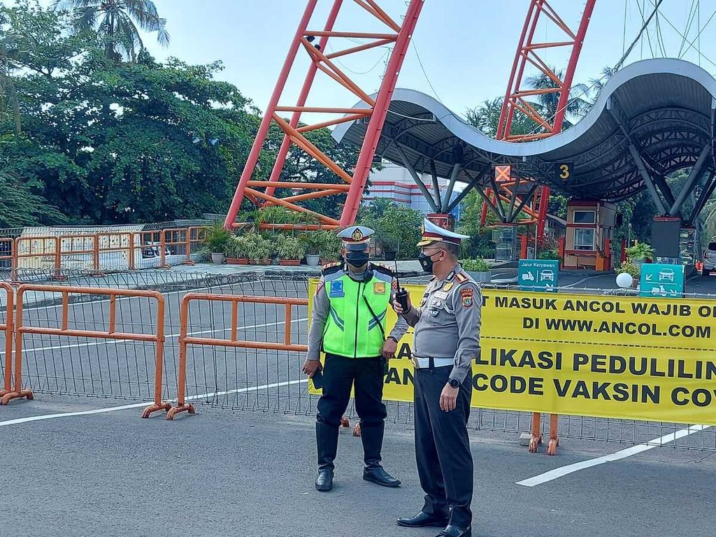 Direktur Lalu Lintas Kepolisian Daerah Metro Jaya Komisaris Besar Sambodo Purnomo Yogo meninjau pelaksanaan pemberlakuan sistem ganjil genap tempat wisata di gerbang Ancol, Jakarta Utara, Jumat (17/9/2021).