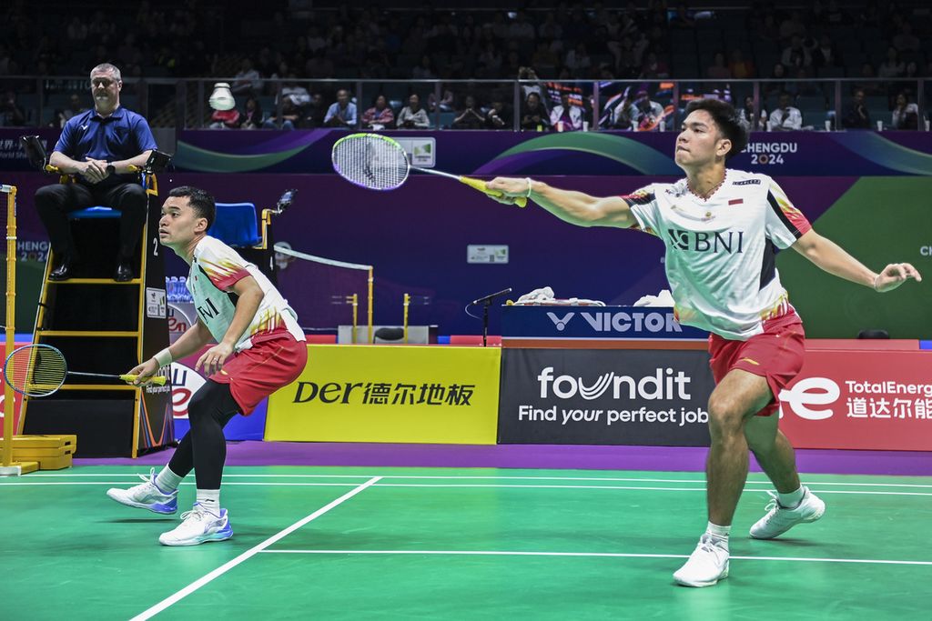 Daniel Marthin (right) and Leo Rolly Carnando (left) returned the shuttlecock to Thailand's doubles badminton team, Sirawit Sothon and Natthapat Trinkajee, in the 2024 Thomas Cup held at Chengdu Hi Tech Zone Sports Center Gymnasium, Chengdu, China, on Monday (29/4/2024).