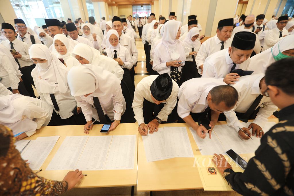 Para guru honorer menandatangani daftar presensi setelah upacara pelantikan di aula gedung Balai Kota DKI Jakarta, Gambir, Jakarta Pusat, Jumat (28/7/2023). 