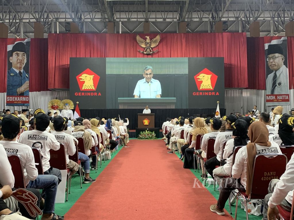Sekretaris Jenderal Partai Gerindra Ahmad Muzani memberikan arahan dalam acara konsolidasi partai di GOR Otista, Jatinegara, Jakarta Timur, Sabtu (10/6/2023).
