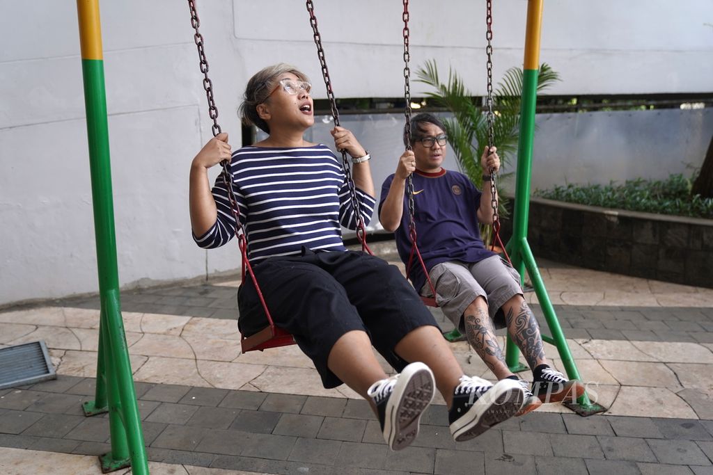 Jaka Anindita-Chempaka Sjahbuddin, pasangan yang memutuskan untuk tidak memiliki anak dalam pernikahan mereka (<i>childfree</i>), di Apartemen Taman Rasuna, Jakarta Selatan, Sabtu (20/1/2024). 